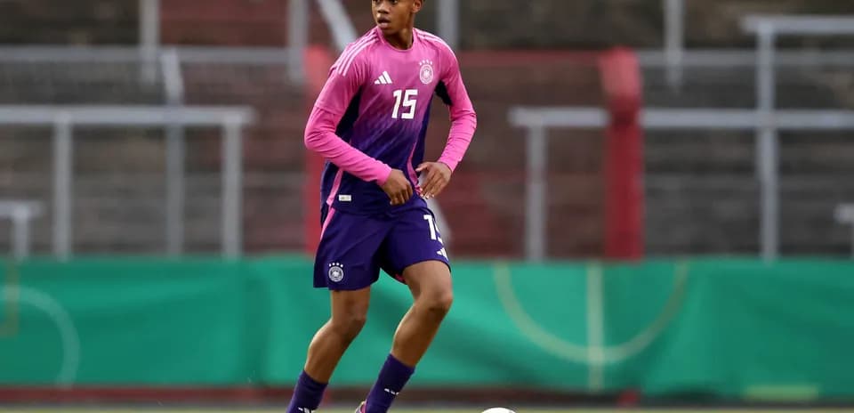 Jugador con camiseta rosa entrenando en el campo