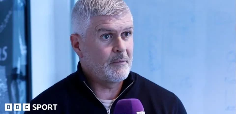 Hombre hablando en una entrevista con micrófono