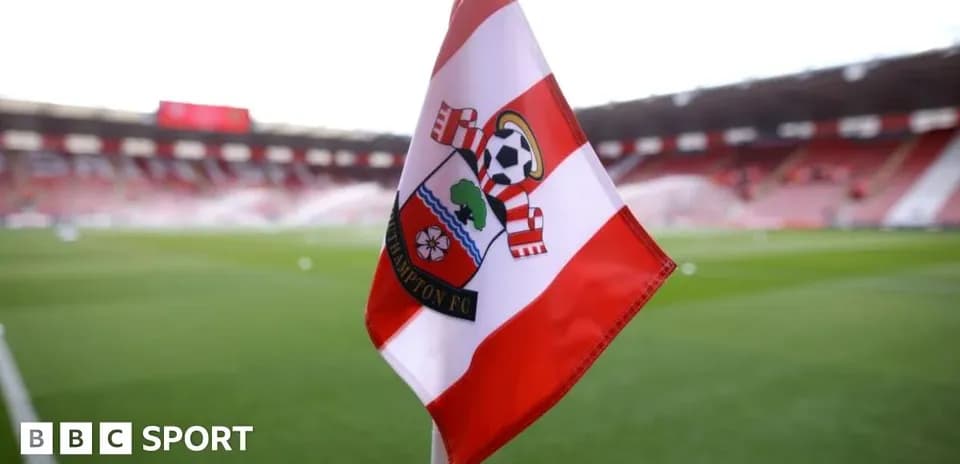 Esquina del campo con bandera de Southampton FC