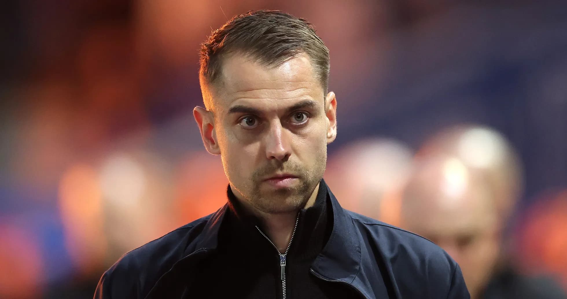 Entrenador observando desde la línea de banda