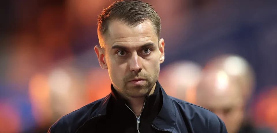 Entrenador observando desde la línea de banda