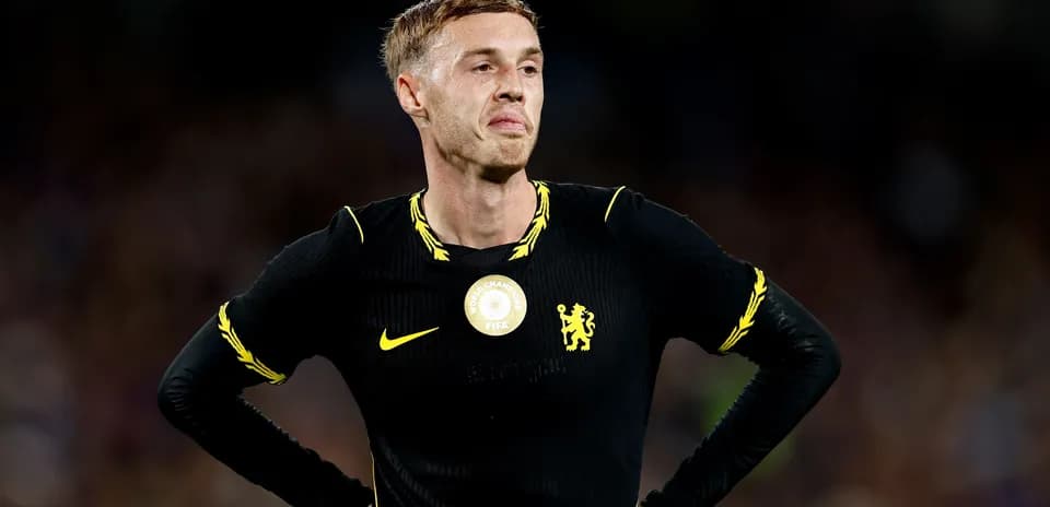Jugador de Chelsea en camiseta negra durante partido