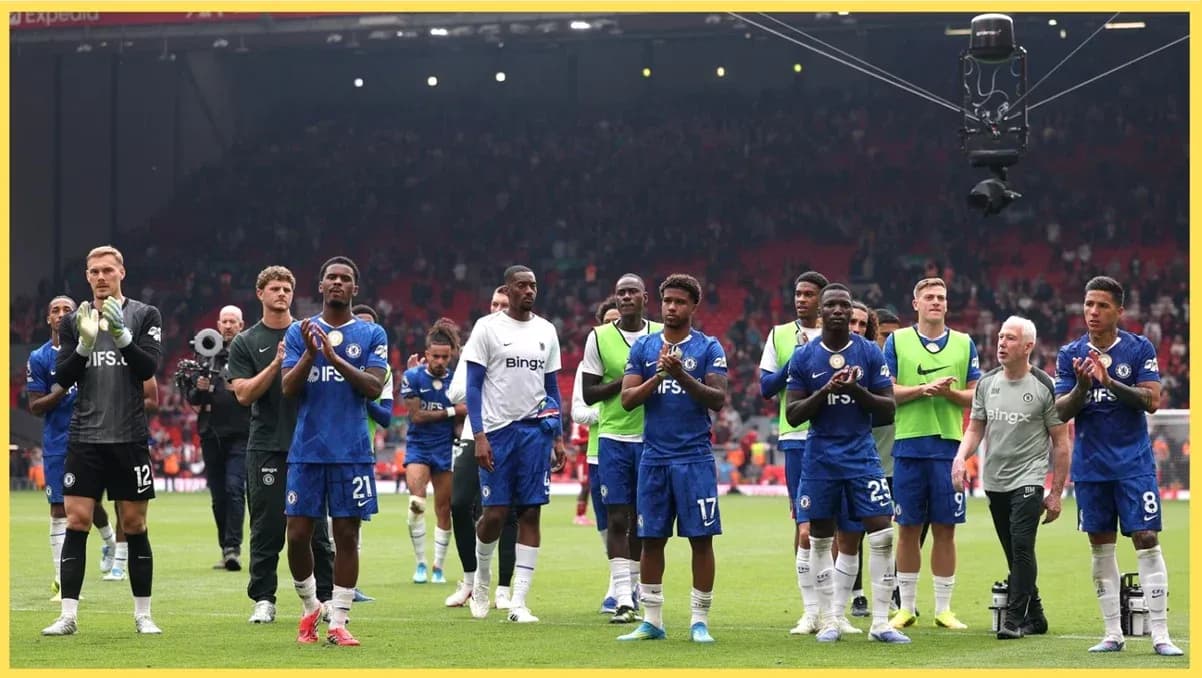 Jugadores de Chelsea aplaudiendo a los aficionados
