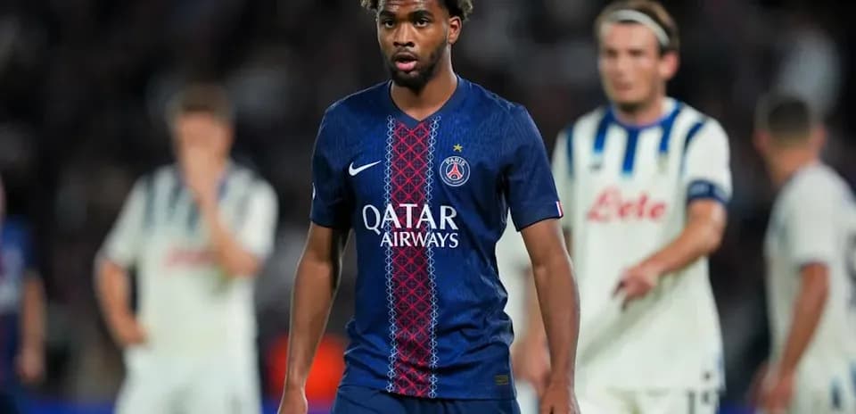 Jugador del PSG caminando en el campo de fútbol