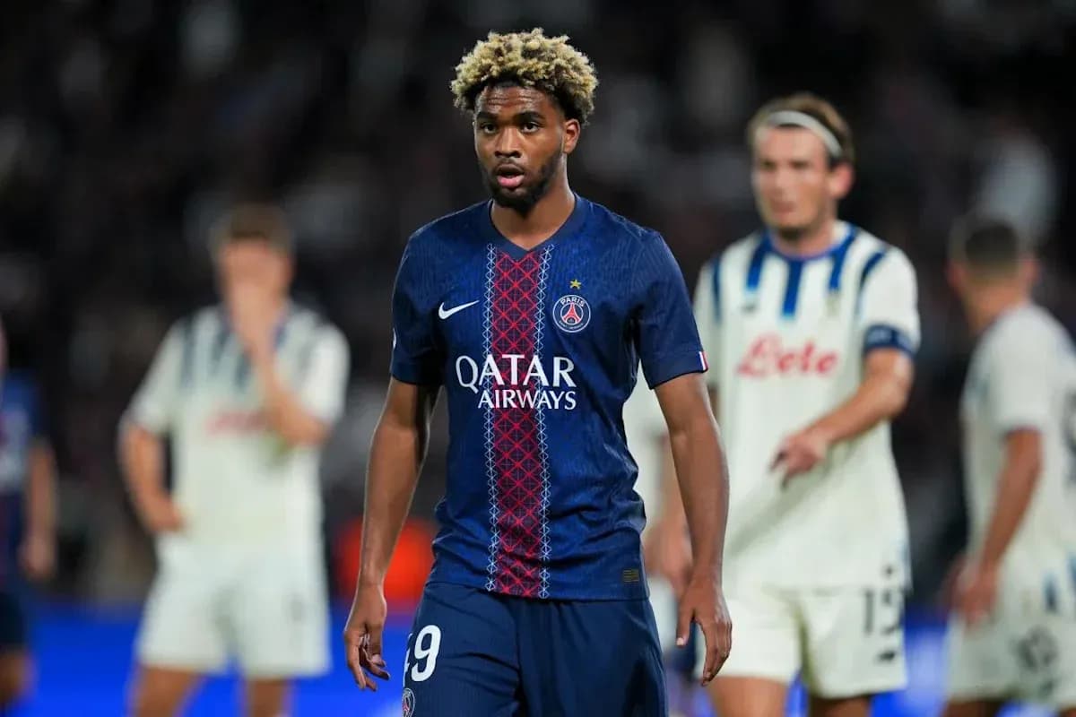 Jugador del PSG caminando en el campo de fútbol