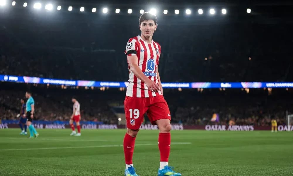 Jugador de Atlético de Madrid en el campo durante partido