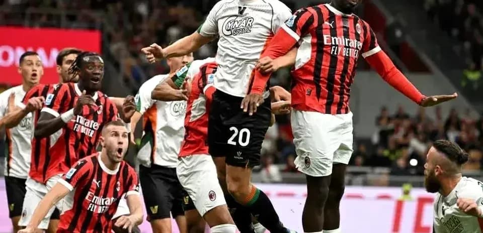 Jugadores en acción durante el partido AC Milan vs Venezia