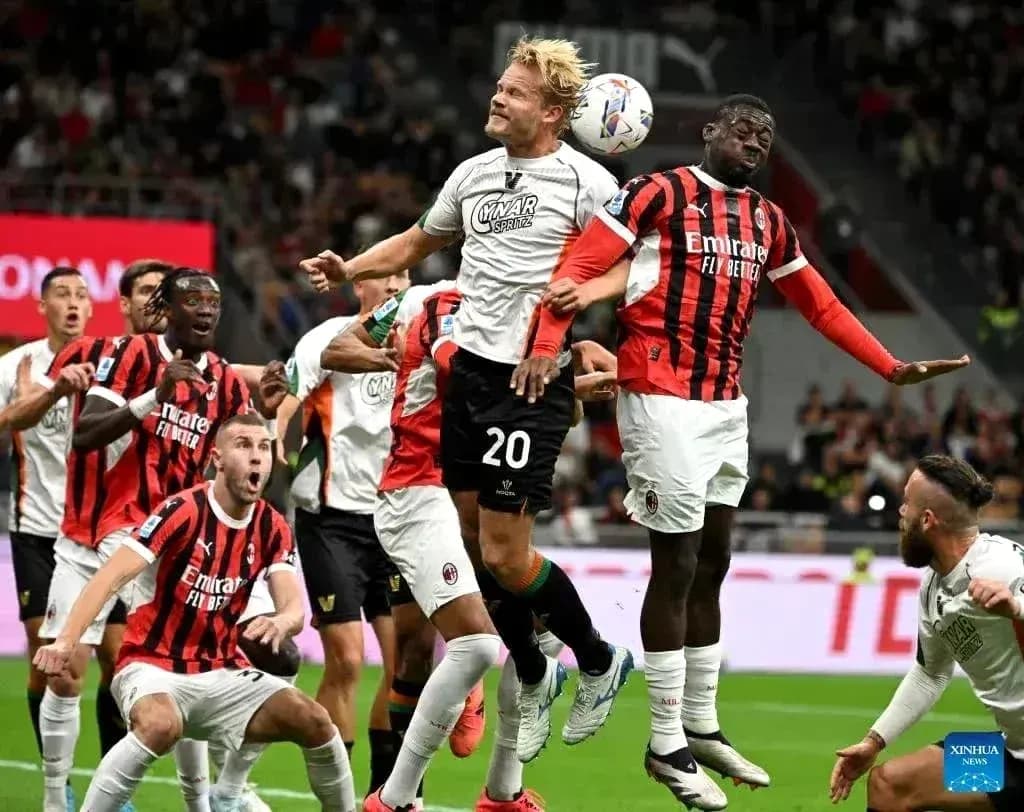 Jugadores en acción durante el partido AC Milan vs Venezia