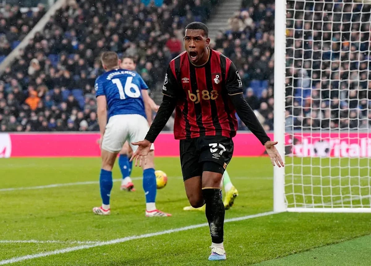 Jugador de Bournemouth celebra un gol en el partido