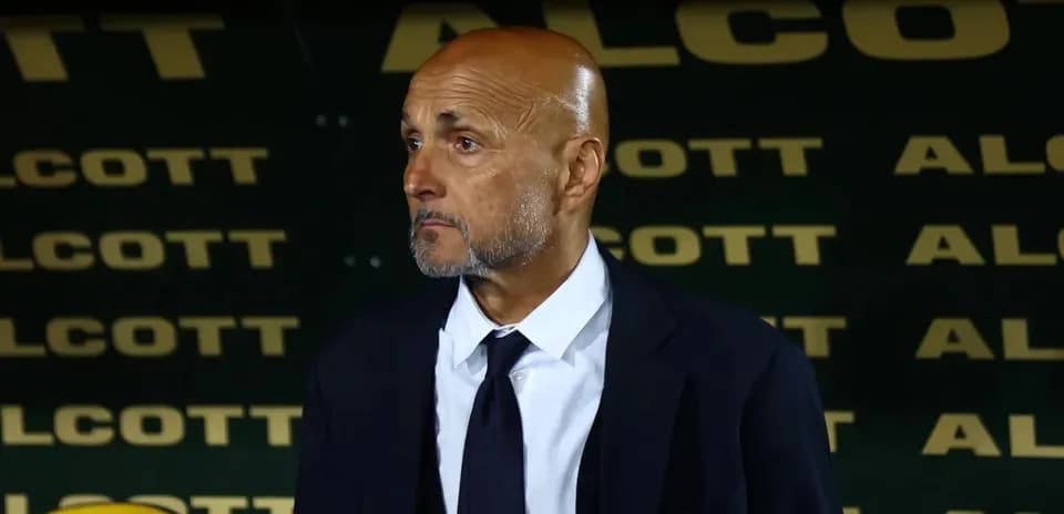Entrenador en la banca durante el partido