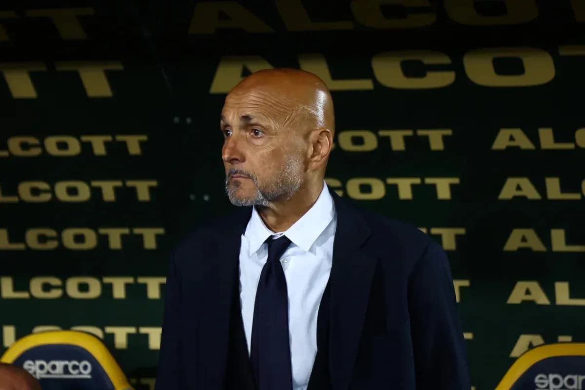 Entrenador en la banca durante el partido