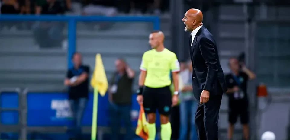 Entrenador en la línea de banda durante el partido
