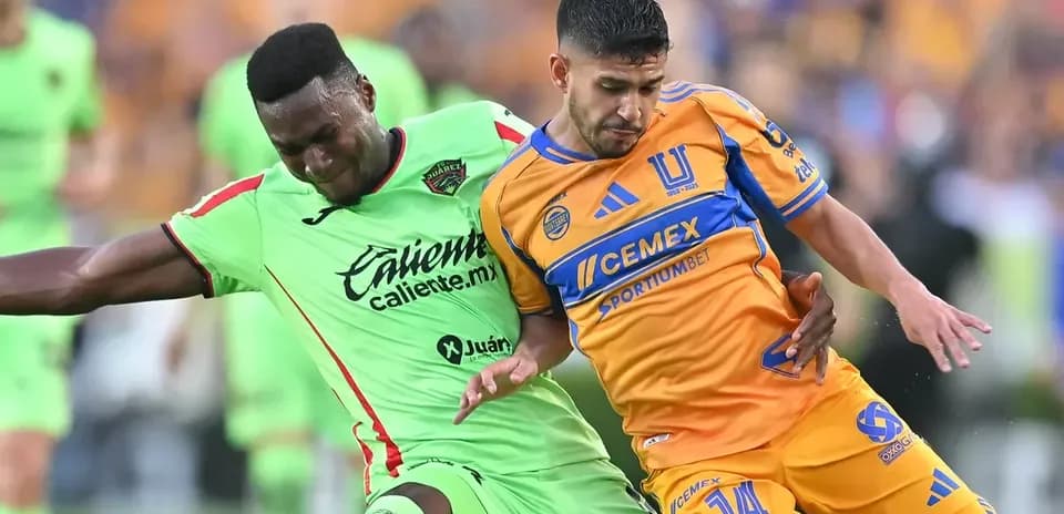 Jugadores de FC Juárez y Tigres UANL en acción