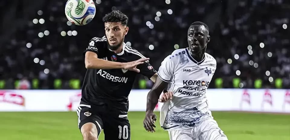 Dos jugadores luchando por el balón en el partido