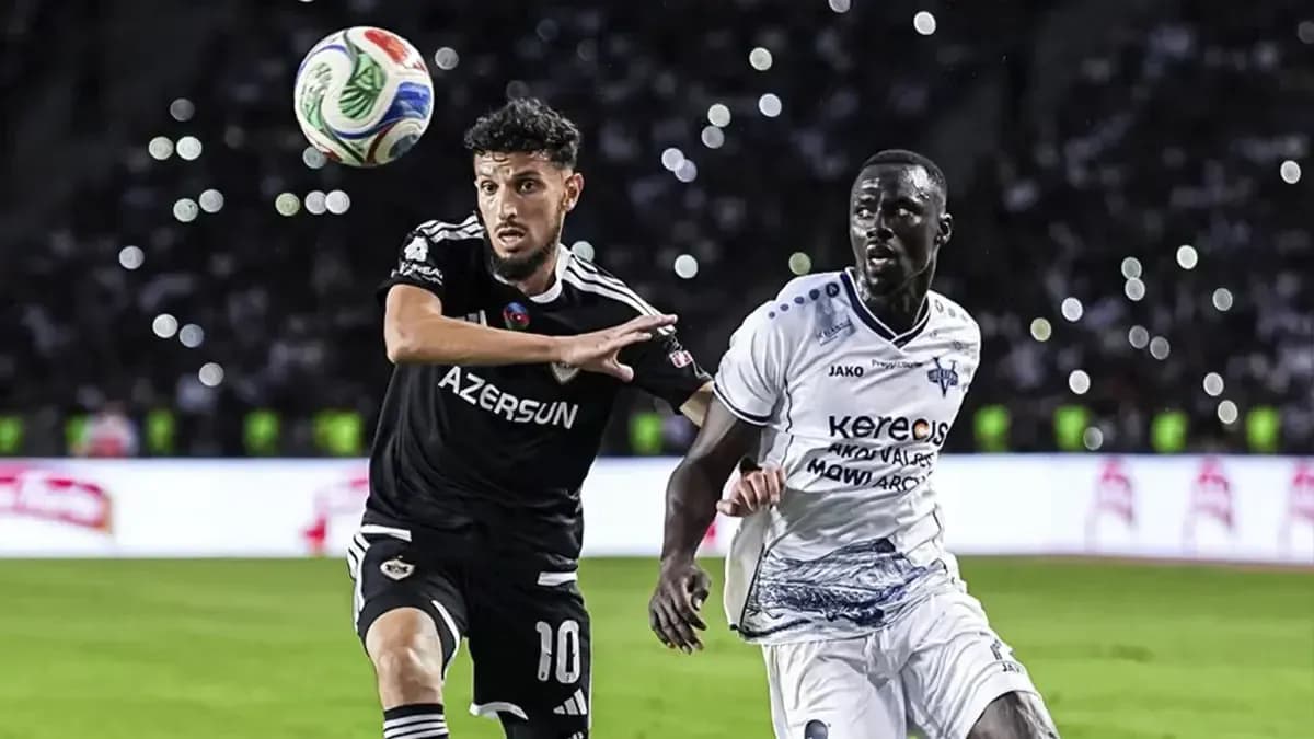 Dos jugadores luchando por el balón en el partido