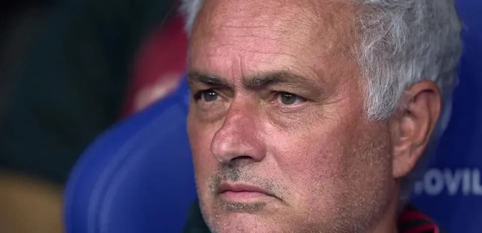 Entrenador observando desde el banquillo durante el partido