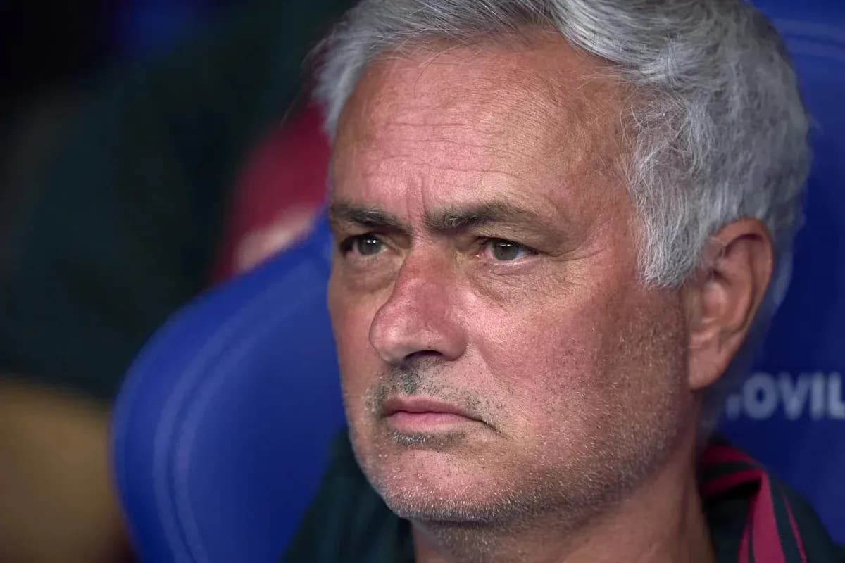 Entrenador observando desde el banquillo durante el partido