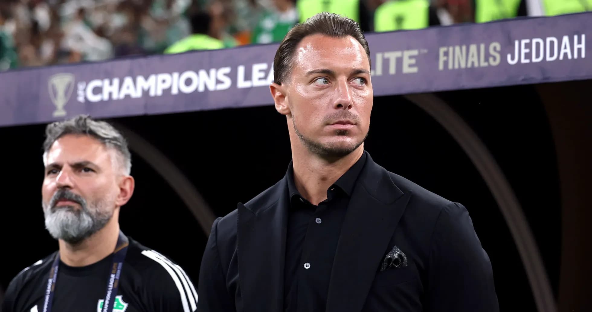 Entrenador observando el partido en la final