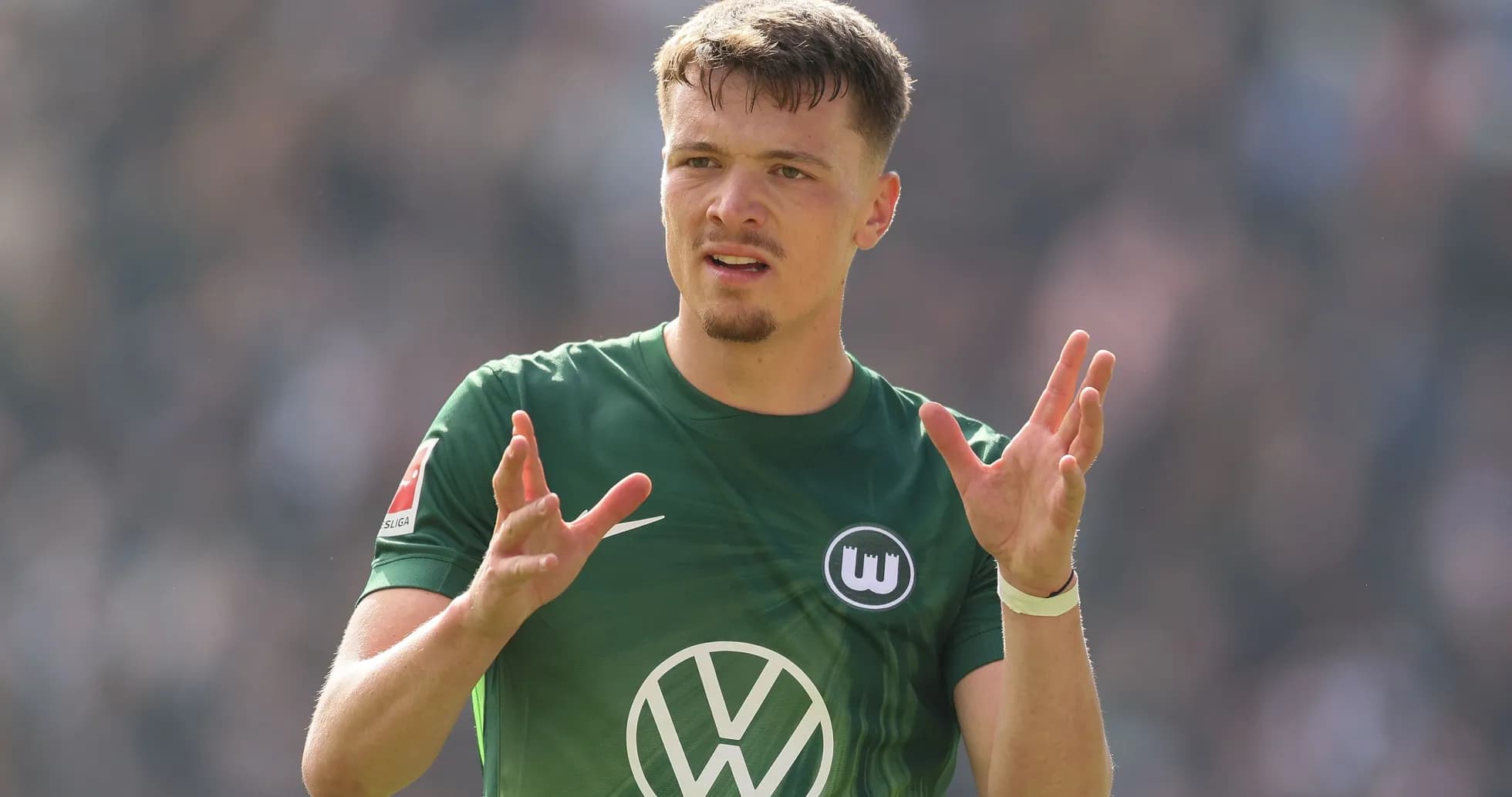 Jugador de VfL Wolfsburg gesticulando durante el partido