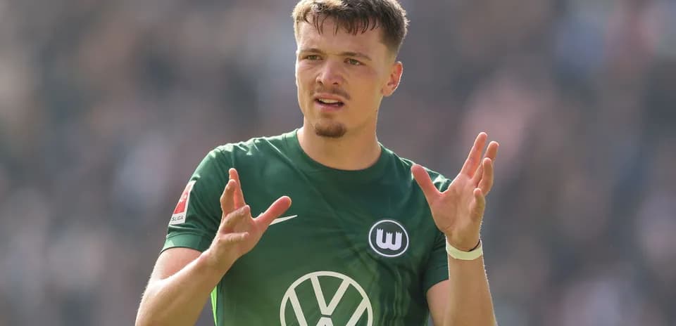 Jugador de VfL Wolfsburg gesticulando durante el partido