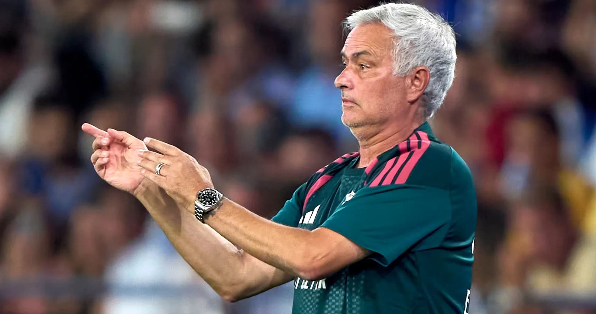 Entrenador dirigiendo al equipo desde la banda