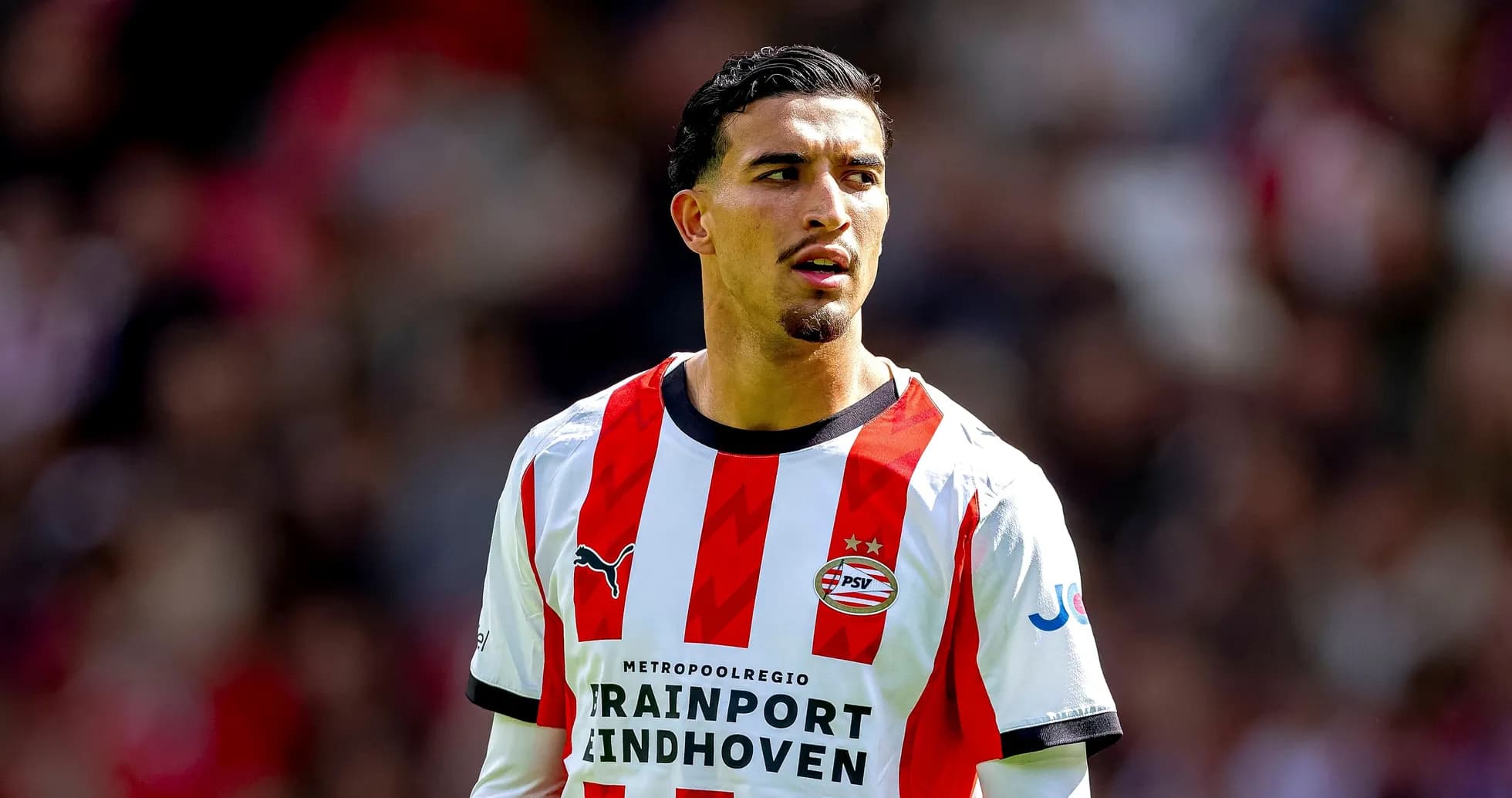 Jugador de PSV con camiseta rayada en el campo