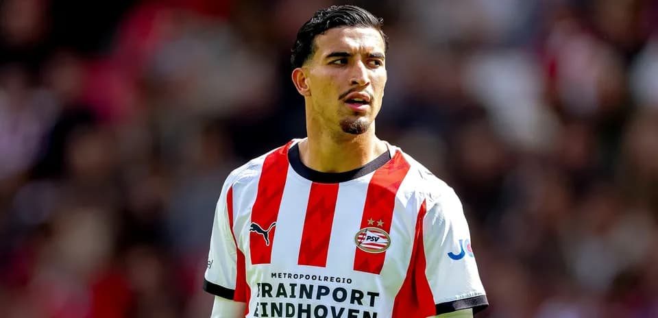 Jugador de PSV con camiseta rayada en el campo
