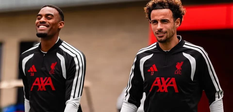 Jugadores de Liverpool caminando en el entrenamiento