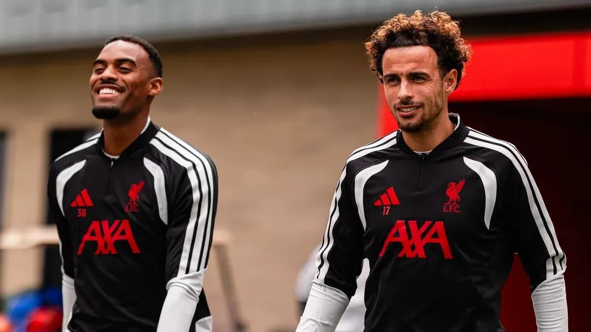 Jugadores de Liverpool caminando en el entrenamiento