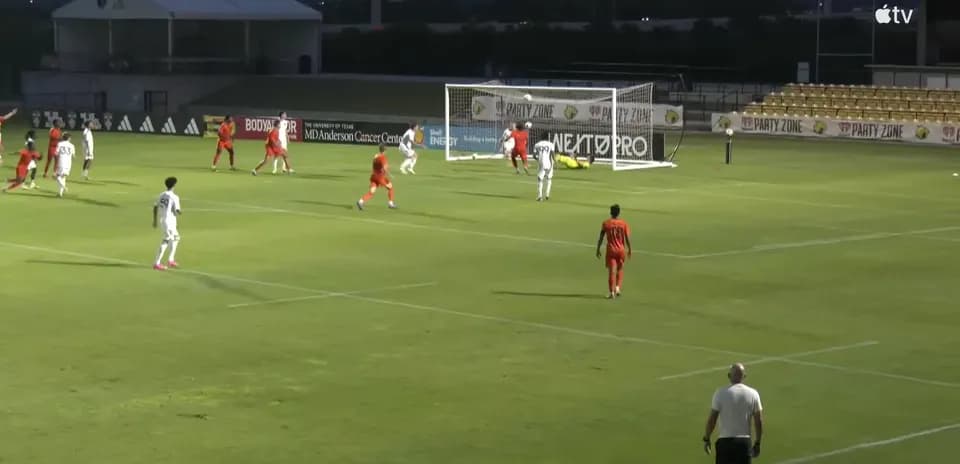 Jugadores compiten en el partido de fútbol