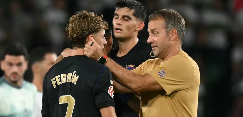 Entrenador hablando con Fermín tras el partido