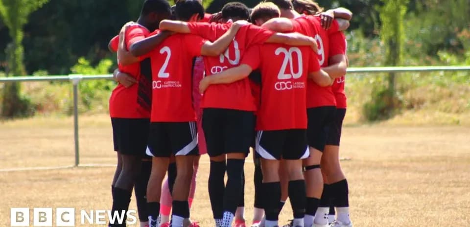 Equipo en círculo antes de un entrenamiento