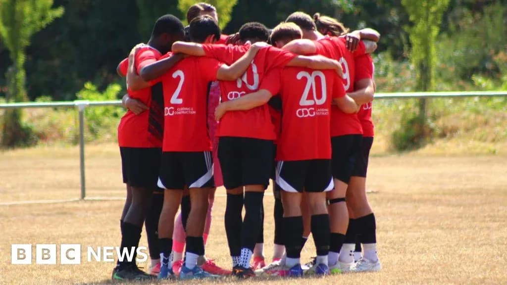 Equipo en círculo antes de un entrenamiento