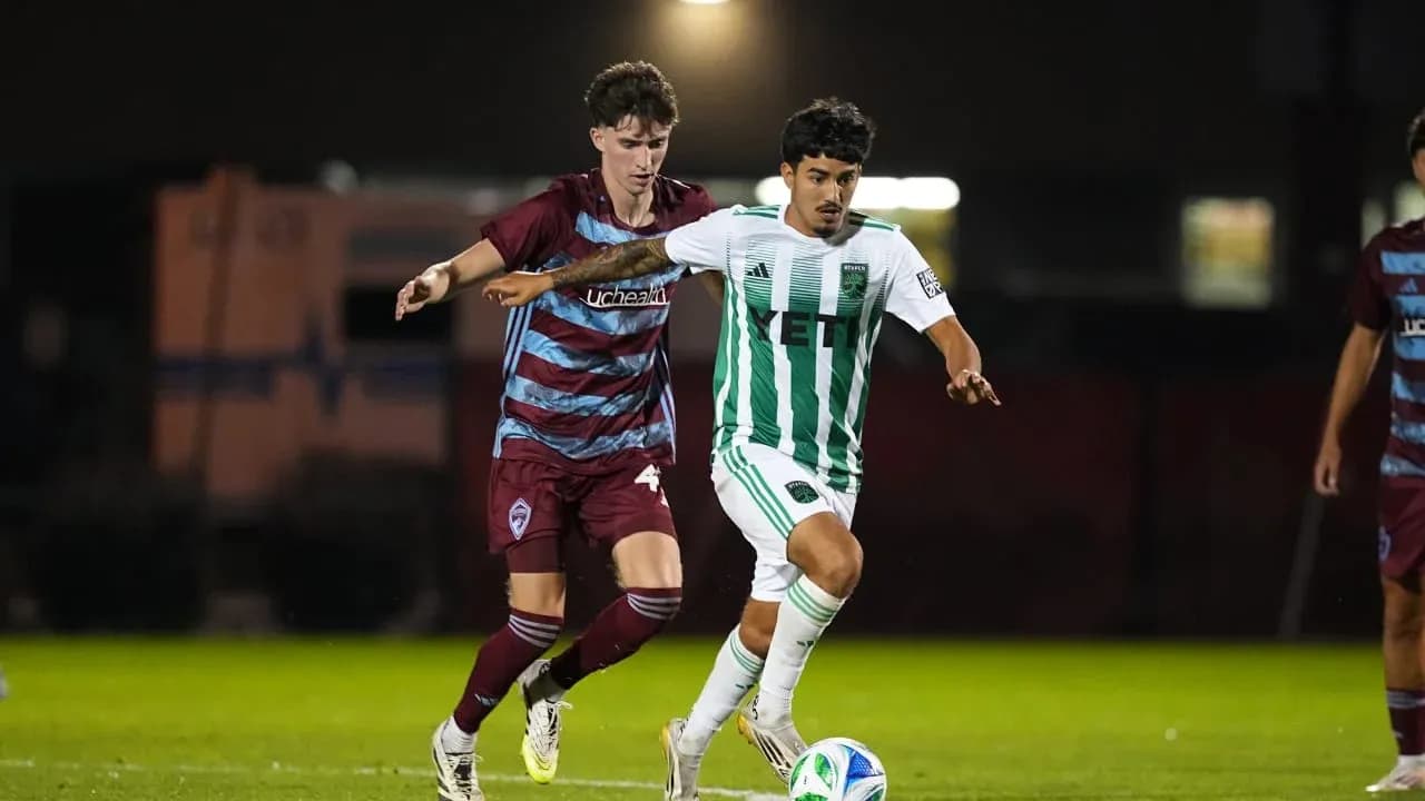 Jugador de Colorado Rapids II persigue al balón