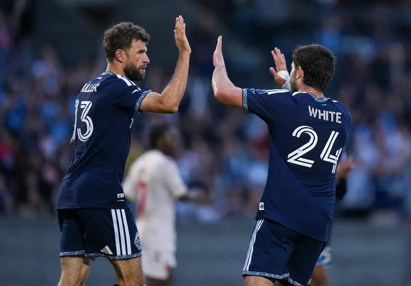 Jugadores de Vancouver FC celebrando un gol