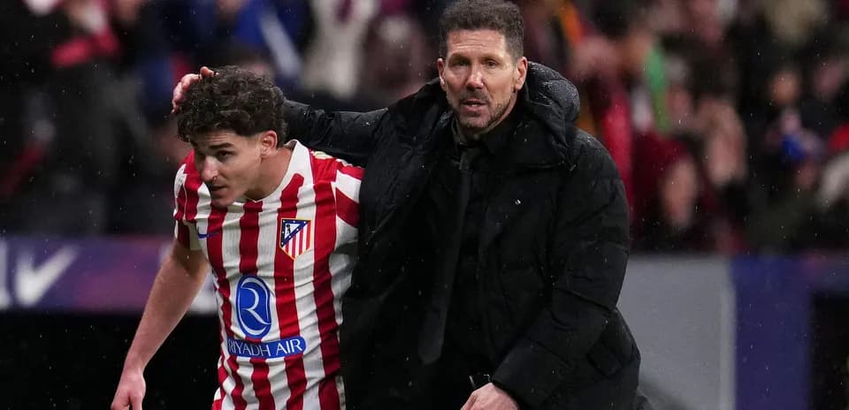 Jugador de Atlético siendo consolado por el entrenador