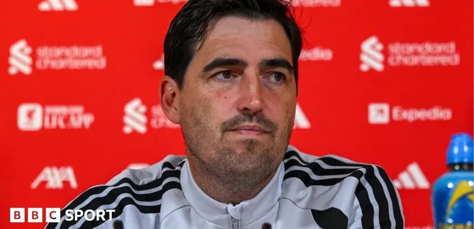 Entrenador en conferencia de prensa con fondo rojo