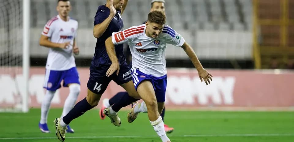 Jugador de HNK Hajduk Split driblando a un adversario