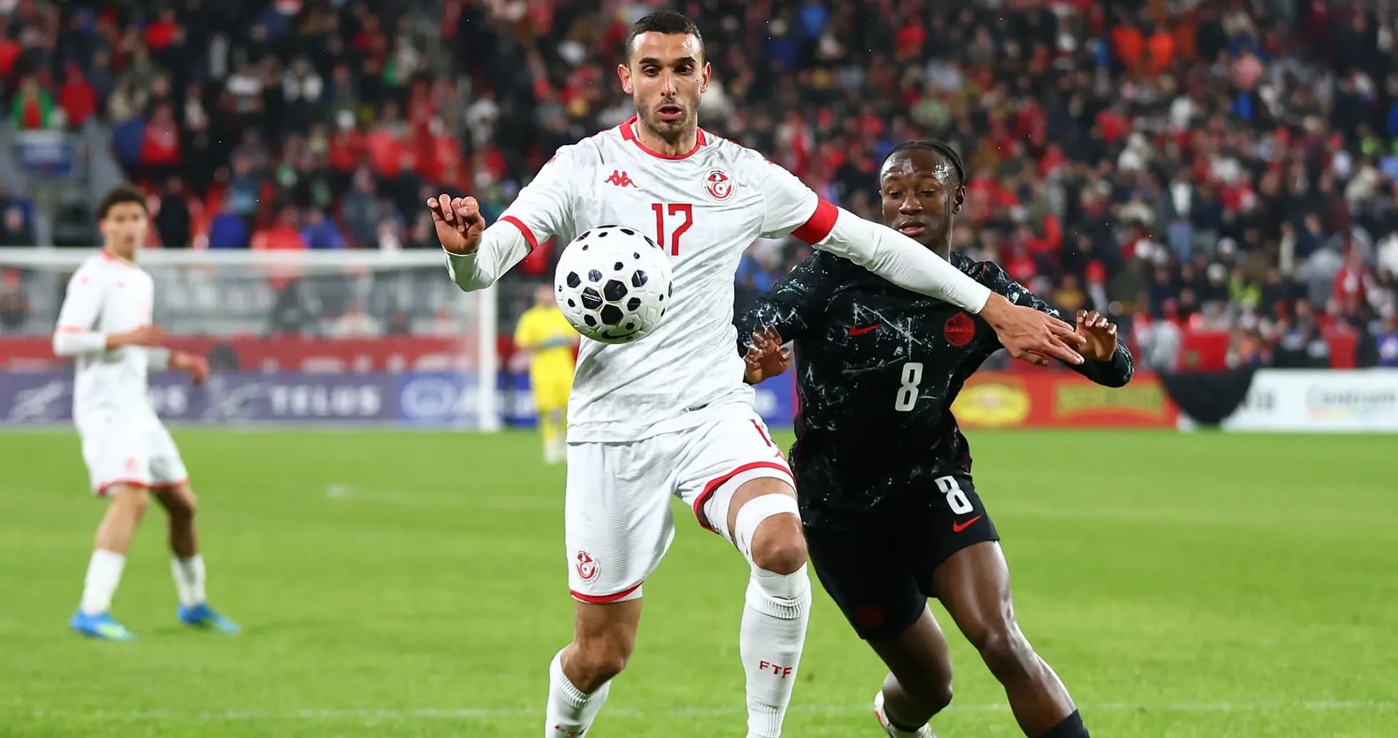 Jugador de Túnez controla el balón durante el partido