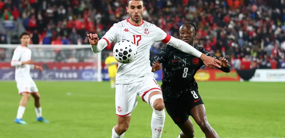 Jugador de Túnez controla el balón durante el partido