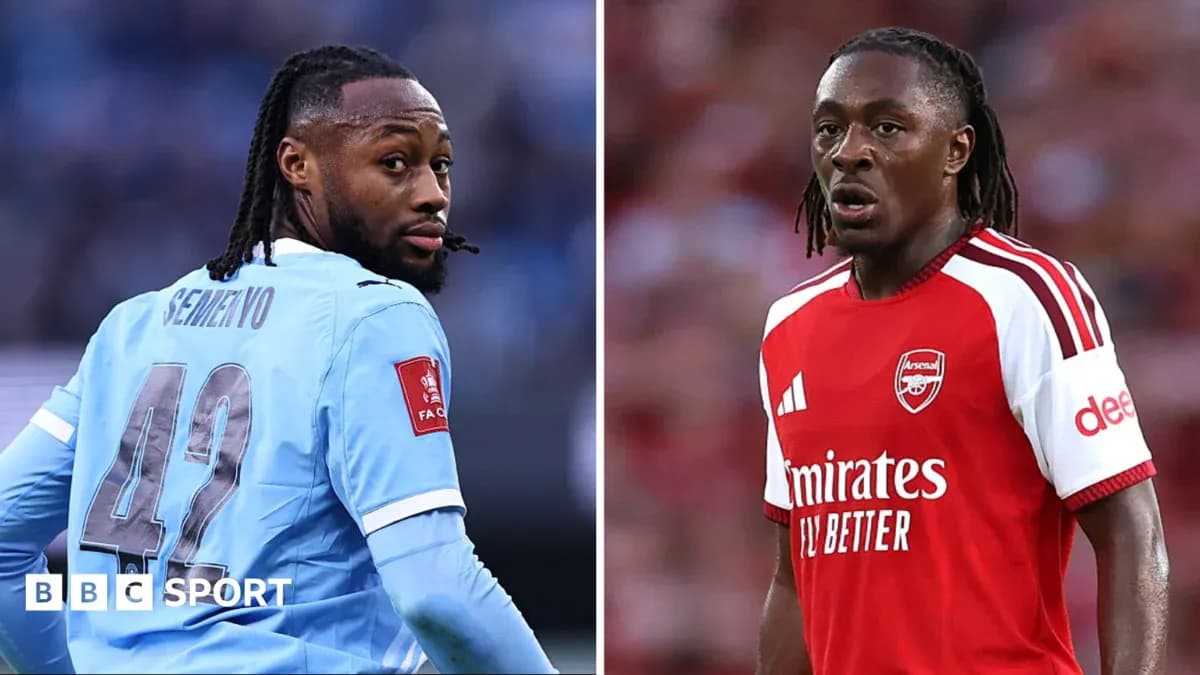Jugadores de fútbol en sus respectivos uniformes