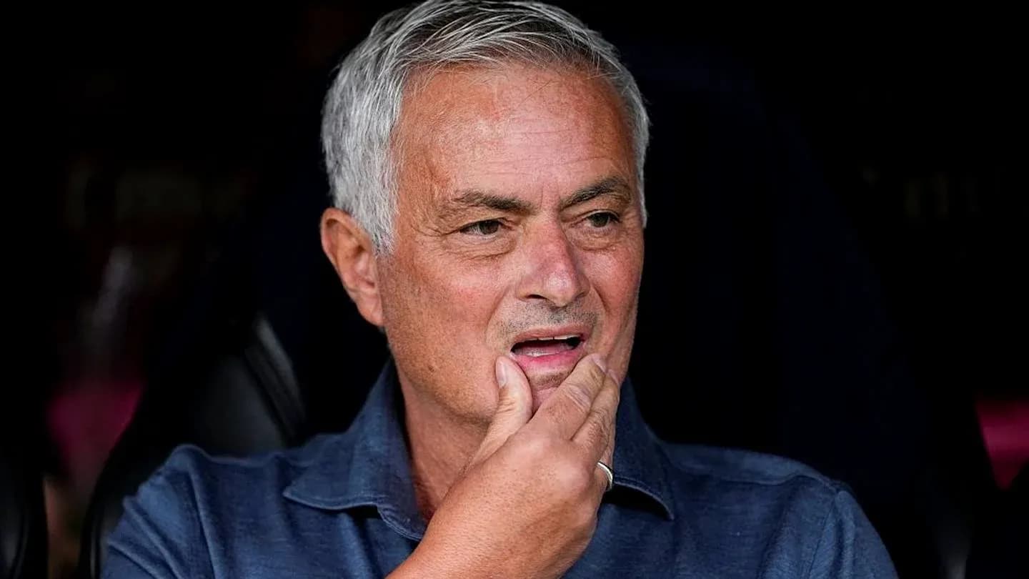 Entrenador observando desde el banquillo del estadio