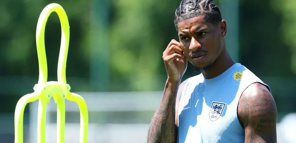 Jugador de Inglaterra en entrenamiento con conos de marcado