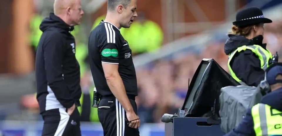 Árbitro revisando una jugada en la pantalla VAR