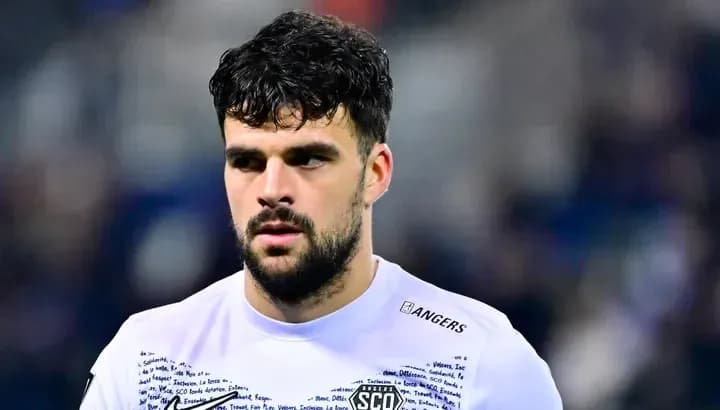 Jugador de fútbol con camiseta blanca en el campo