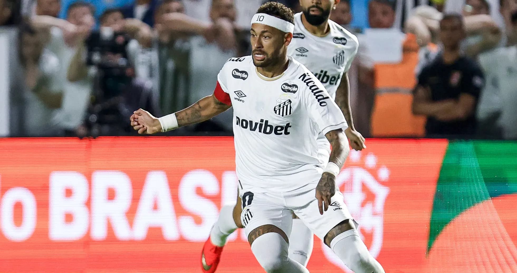 Neymar corriendo con balón durante un partido