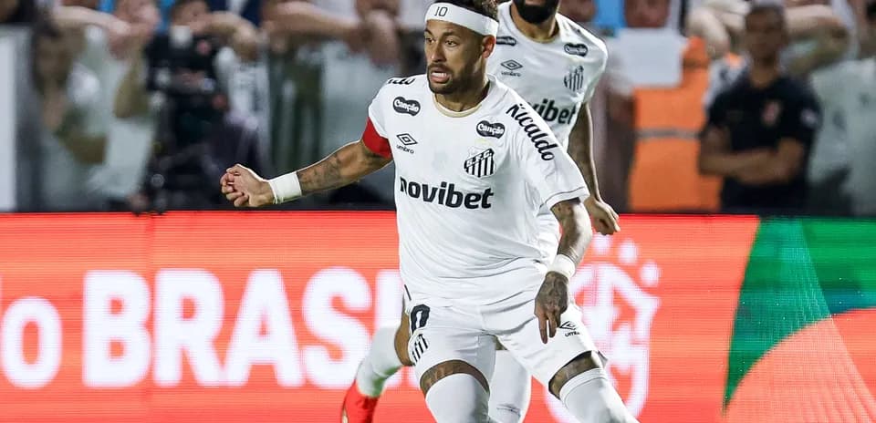 Neymar corriendo con balón durante un partido