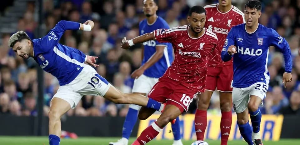 Jugadores de Ipswich y Liverpool disputando el balón