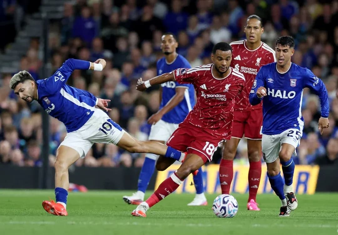 Jugadores de Ipswich y Liverpool disputando el balón