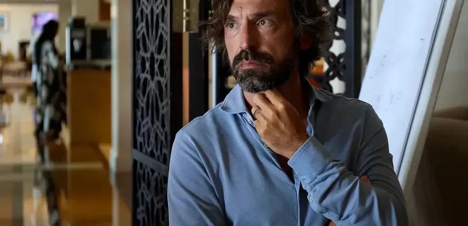 Hombre pensativo en un ambiente interior elegante